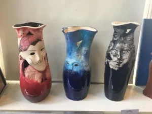 Keramik Vasen mit dem Motiv der großen Surrealisten.