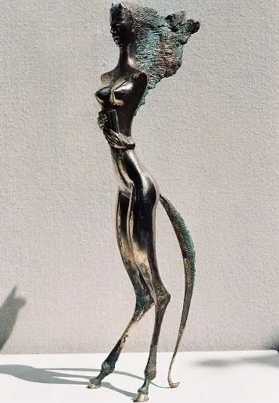 Bronzeskulptur mit Frauenoberkörper und Pferdeunterkörper